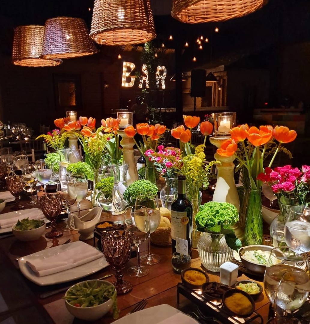 Mesa servida con la barra del evento al fondo