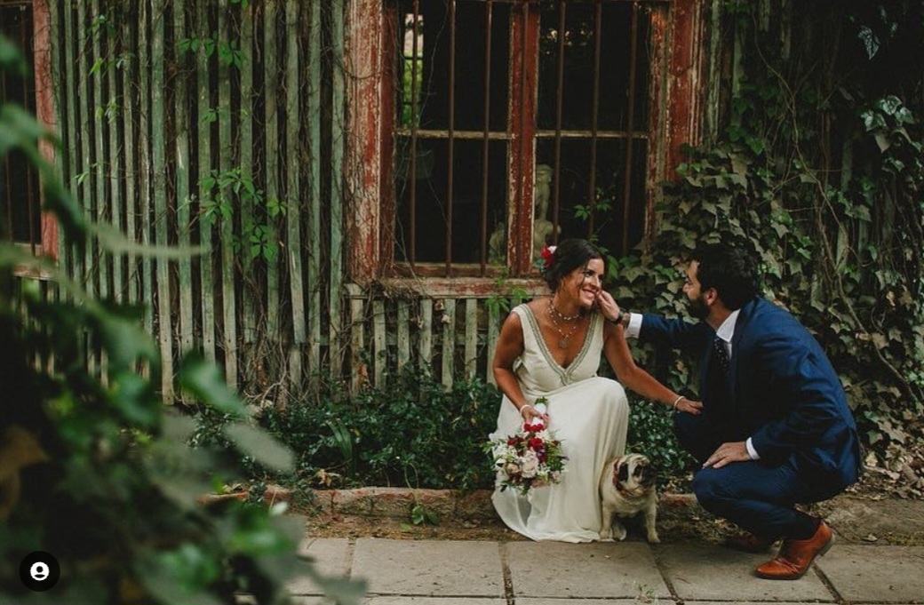 Novios celebrando en su matrimonio