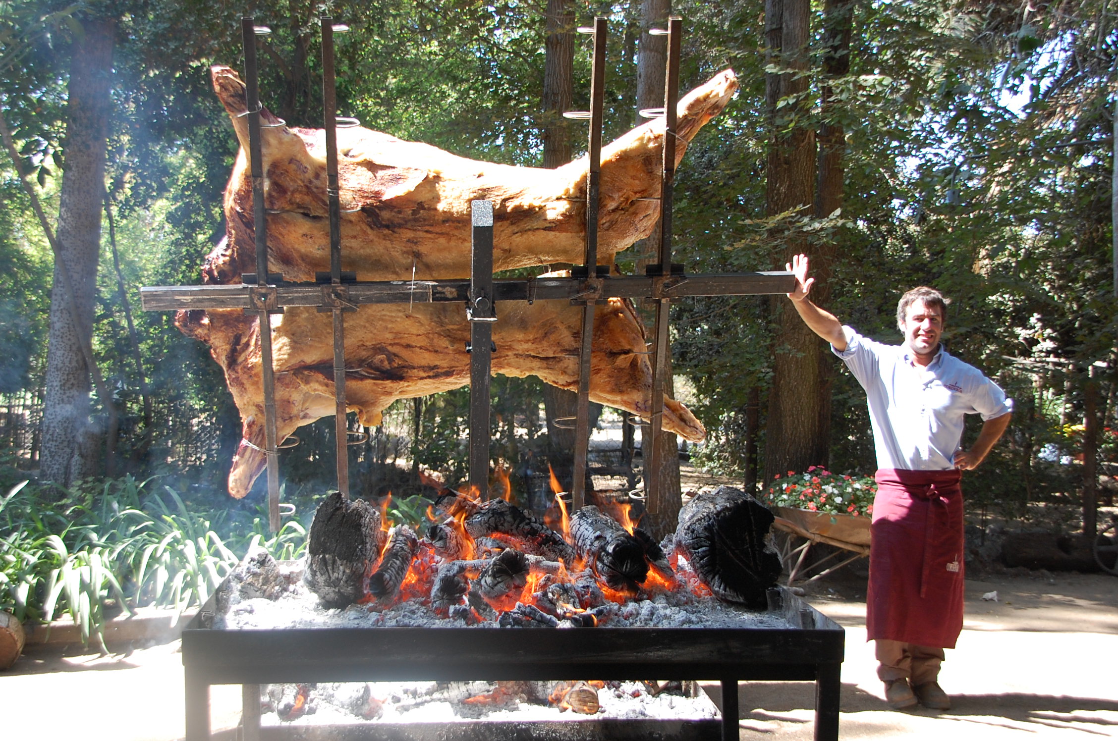 Parrillero de Asados y Corderos junto al cordero al palo