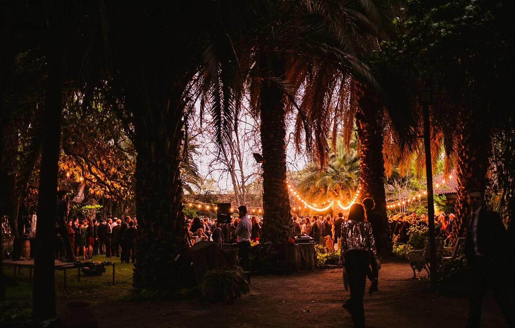 Matrimonio iluminado con velas en el jardín