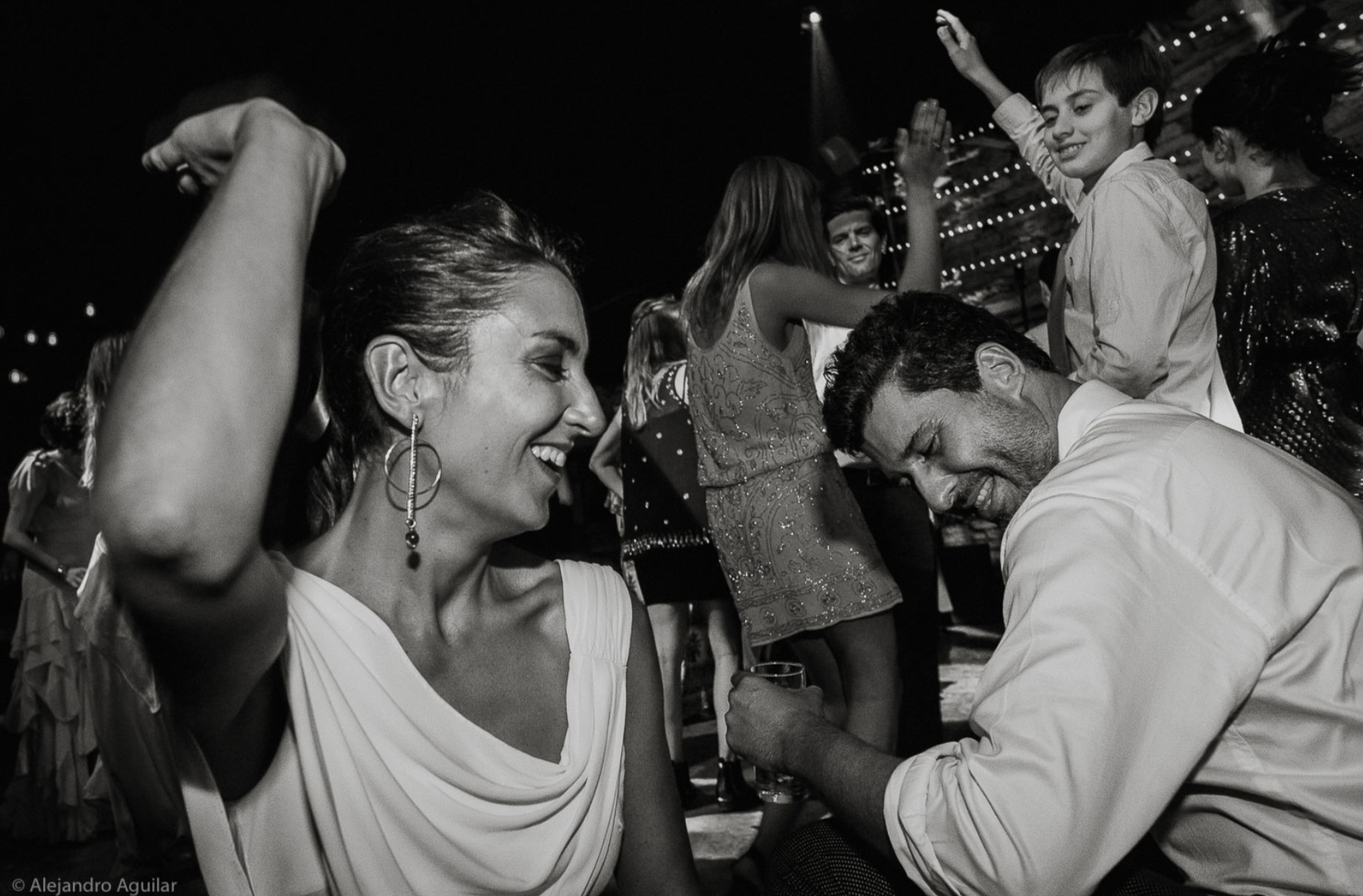 Invitados bailando y disfrutando la fiesta