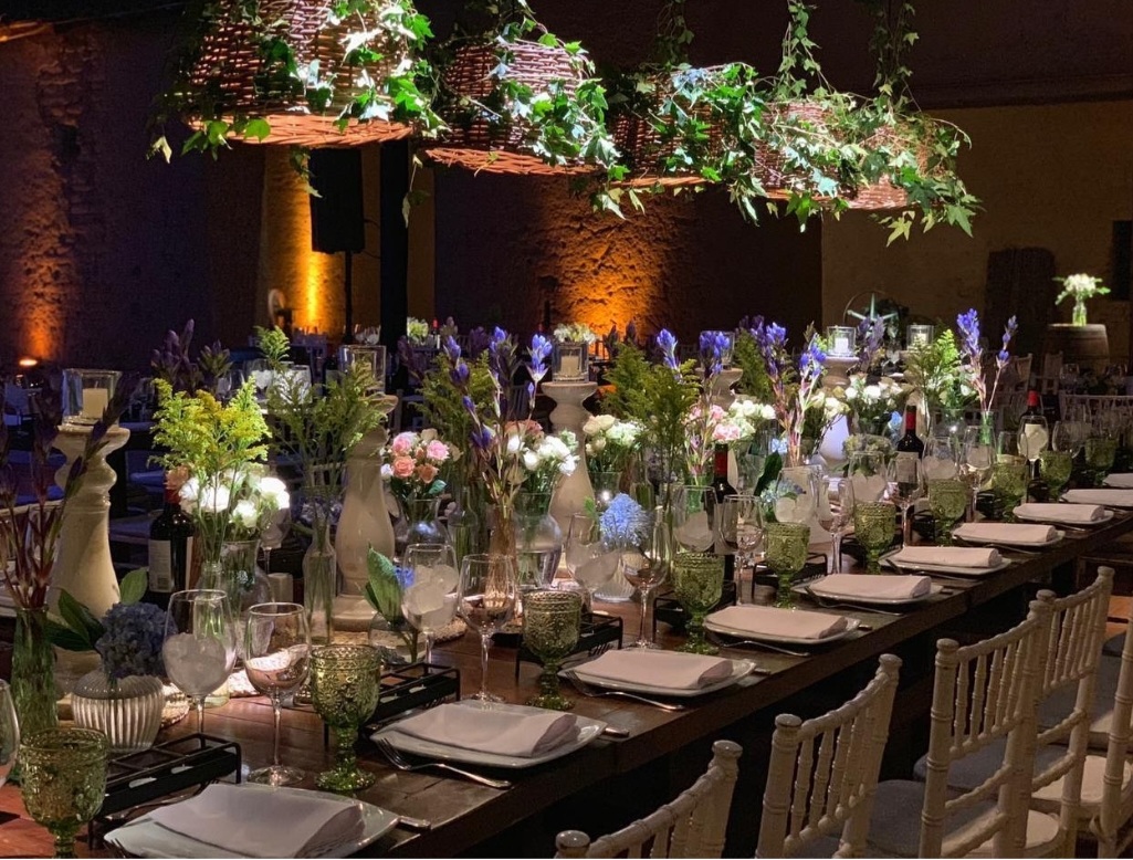 Mesa con velas y flores en cada puesto